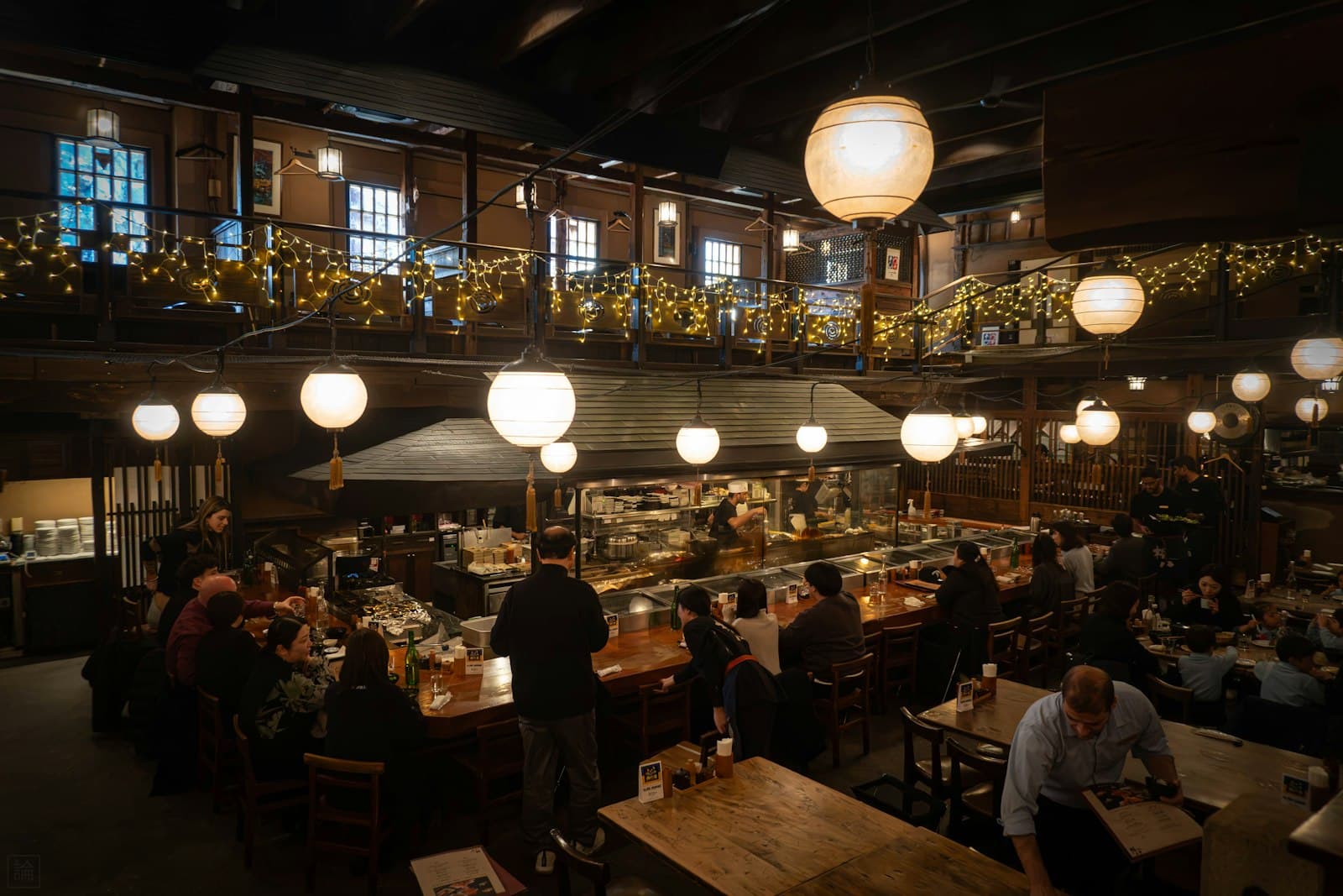 賑わう飲食店の店内